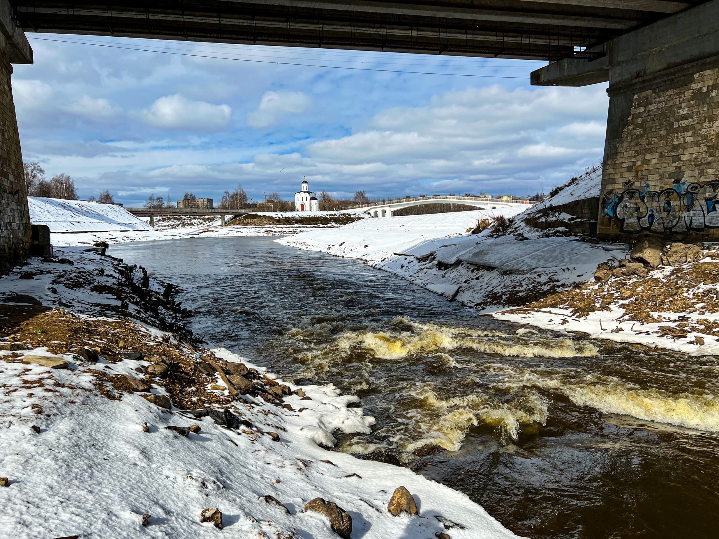 В центре Твери из-под воды показались опоры старинного моста В центре Твери из-под воды показались опоры старинного моста