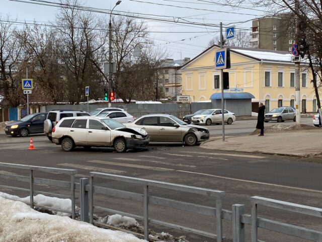 В Твери в Заволжском районе на перекрестке столкнулись два автомобиля