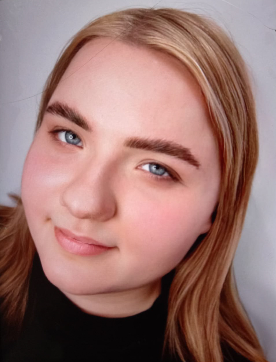 В Твери 17-летняя девушка уже сутки не выходит на связь с родственниками
