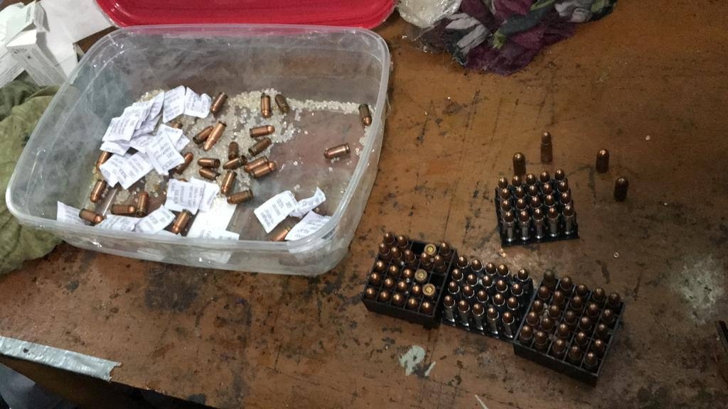Сотрудники ФСБ задержали жителя Ржева с поддельными документами и боевым оружием