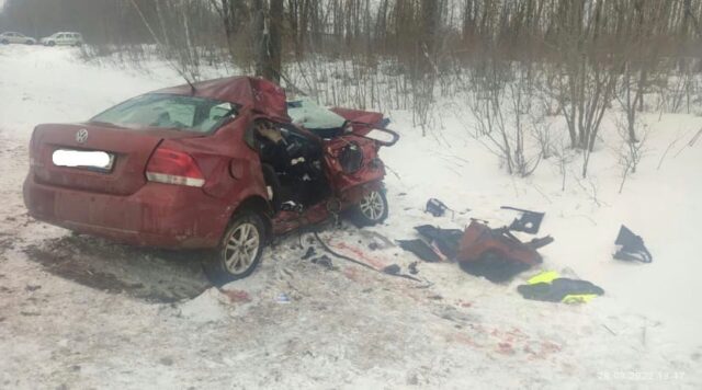 В Тверской области при столкновении грузовика и легковушки погибли люди