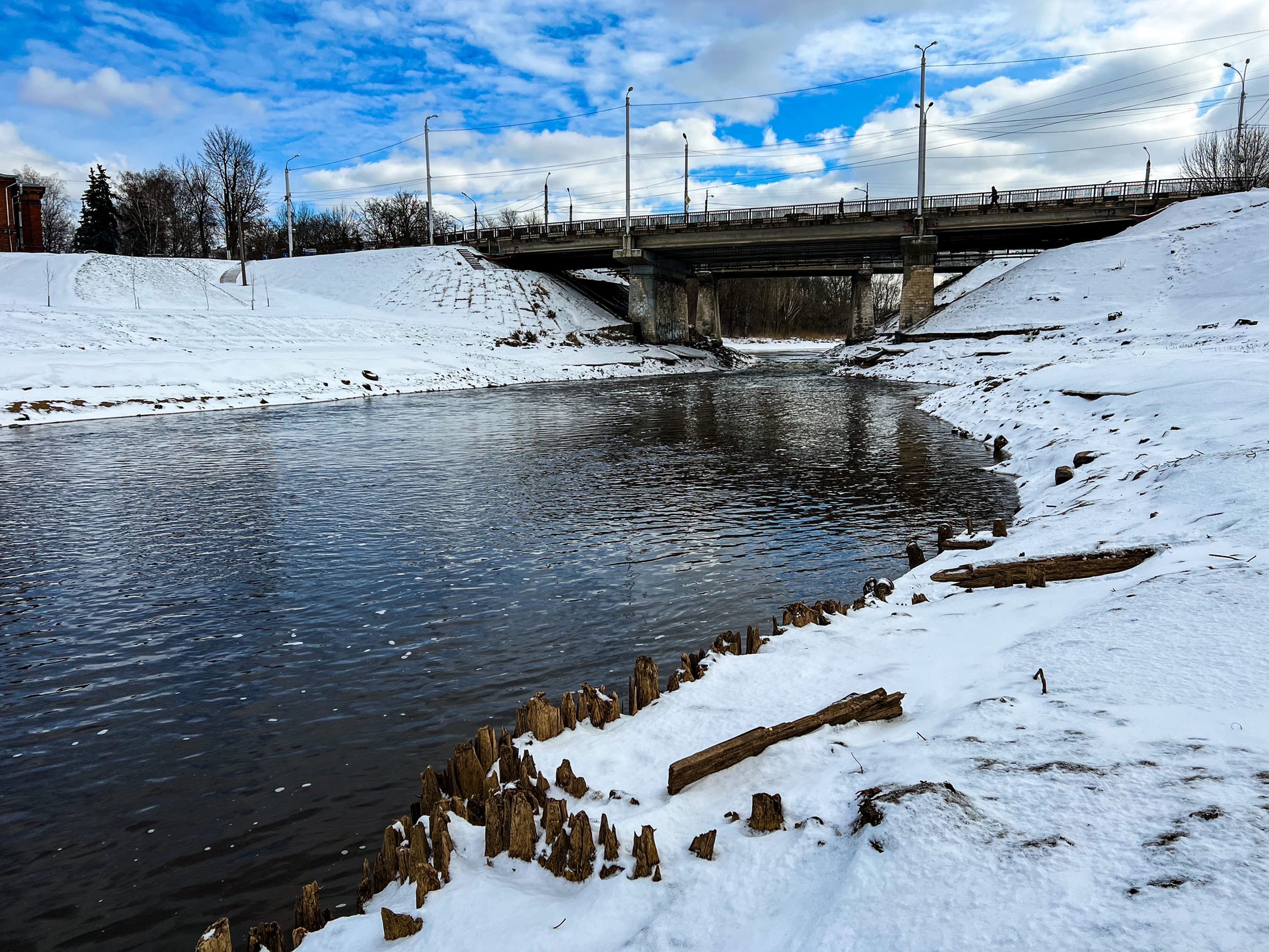 В центре Твери из-под воды показались опоры старинного моста В центре Твери из-под воды показались опоры старинного моста