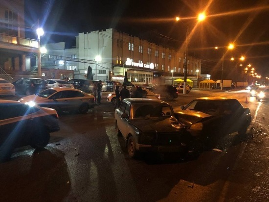 В Твери в аварию попали сразу четыре автомобиля В Твери в аварию попали сразу четыре автомобиля