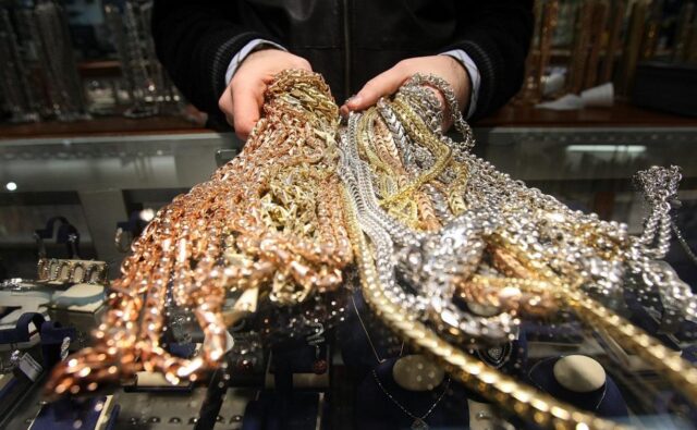 Обмотанный проводами иностранец ограбил ювелирный магазин в Твери