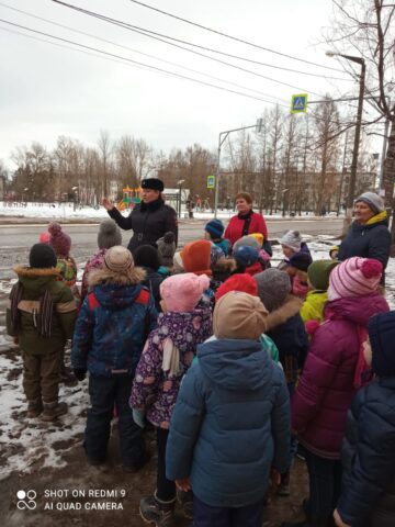 В Тверской области Госавтоинспекторы провели для детей пешеходную экскурсию