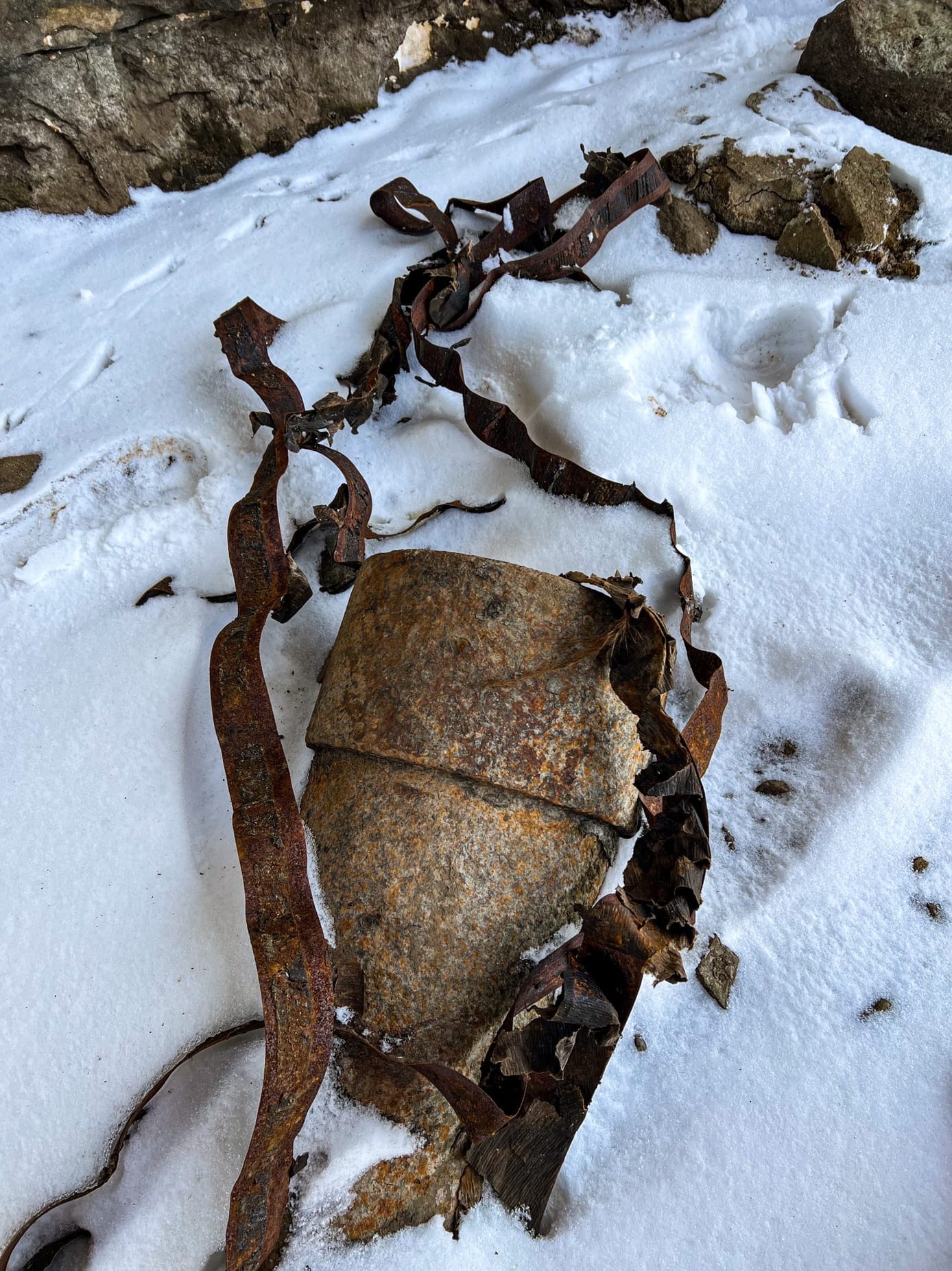 В центре Твери из-под воды показались опоры старинного моста В центре Твери из-под воды показались опоры старинного моста