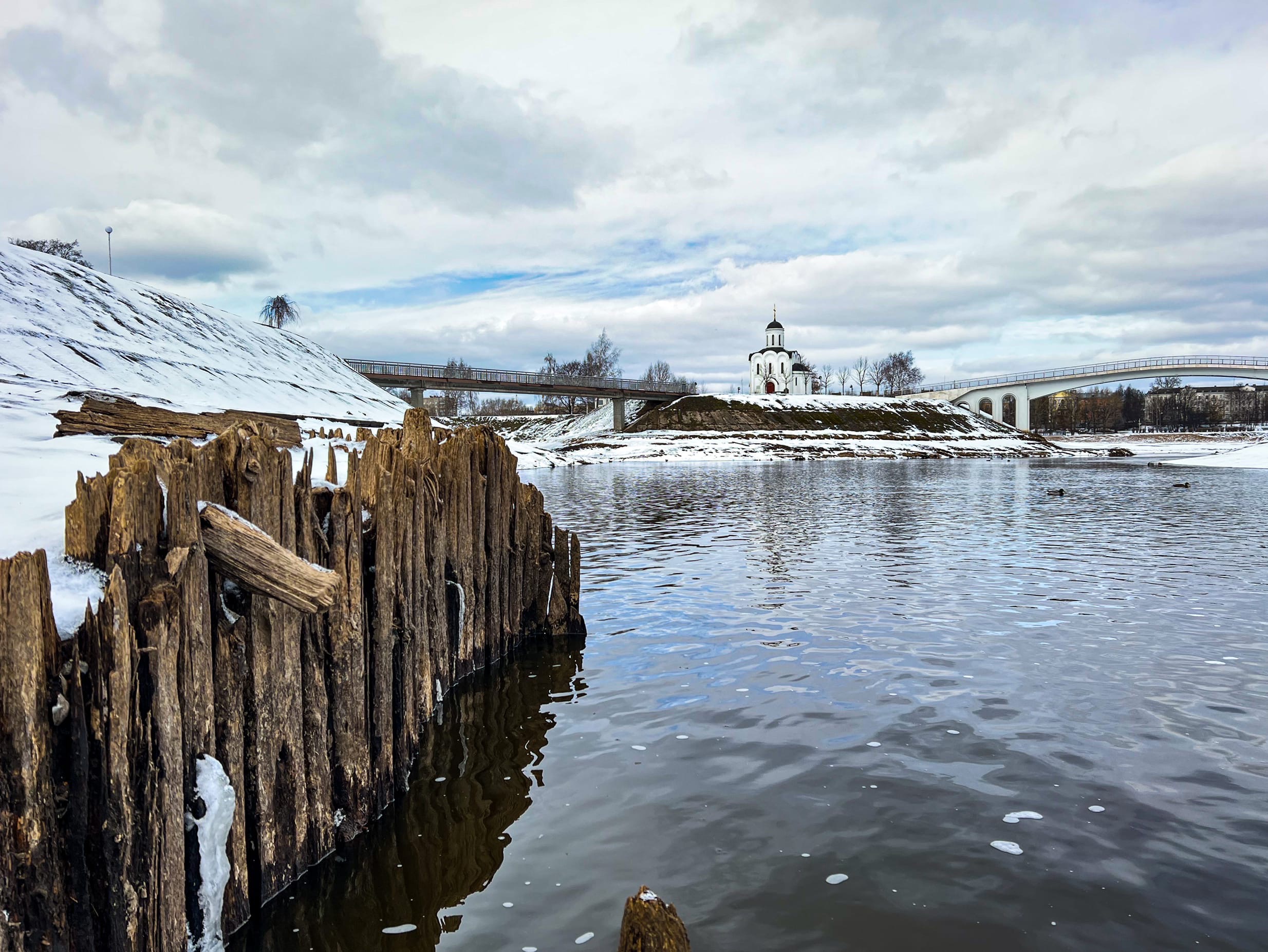 В центре Твери из-под воды показались опоры старинного моста В центре Твери из-под воды показались опоры старинного моста