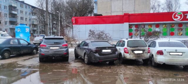 В Твери иномарка врезалась в припаркованные автомобили - пострадал 11-летний пешеход В Твери иномарка врезалась в припаркованные автомобили - пострадал 11-летний пешеход