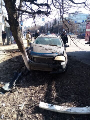 В Твери автомобиль сбил пенсионера на остановке В Твери автомобиль сбил пенсионера на остановке