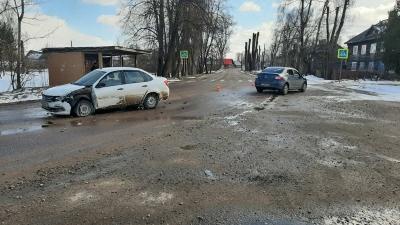 В Тверской области водитель отвлекся от дороги и врезался во встречный автомобиль В Тверской области водитель отвлекся от дороги и врезался во встречный автомобиль