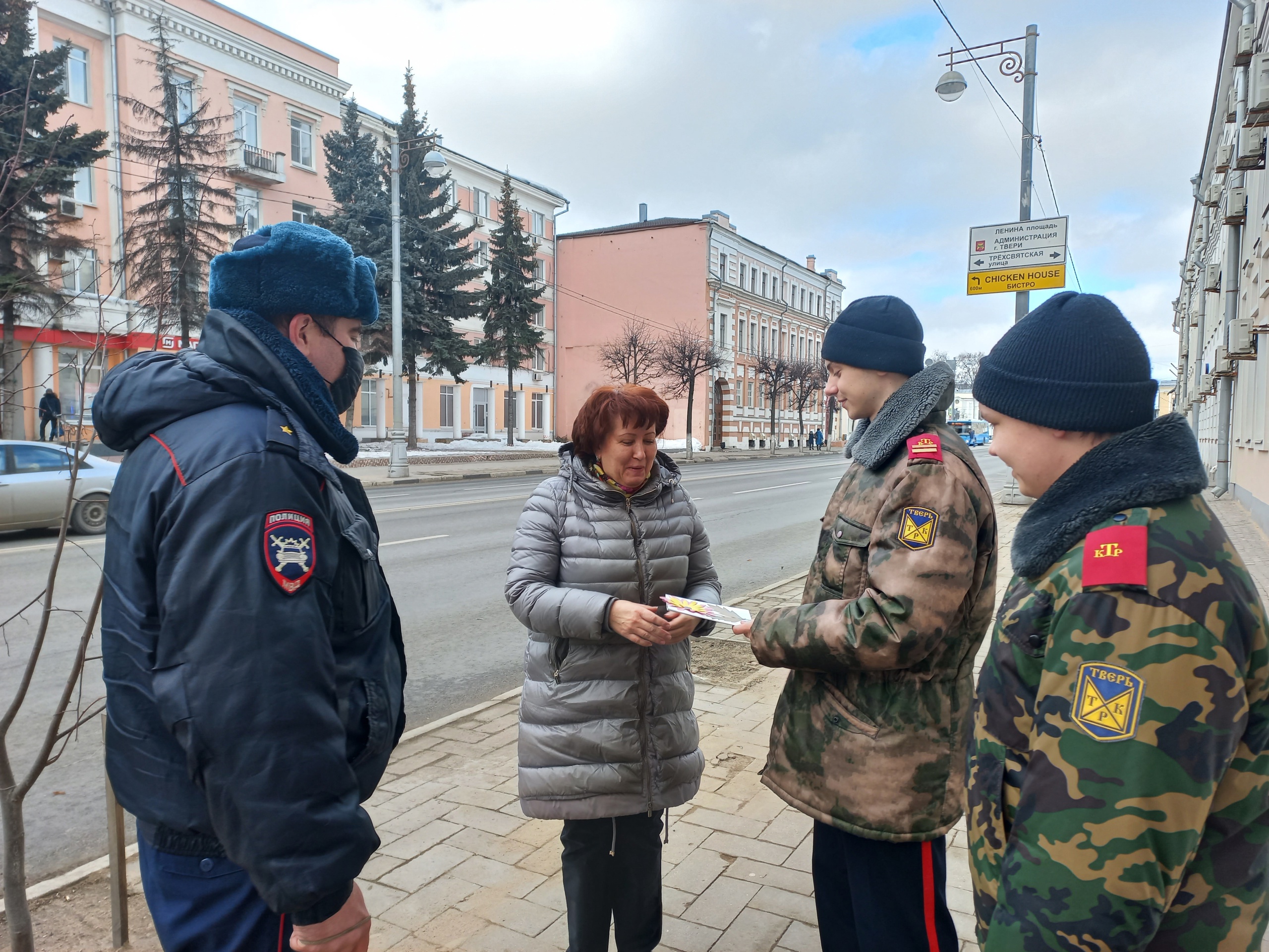 В Твери сотрудники ГИБДД и кадеты поздравили женщин-водителей с весенним праздником В Твери сотрудники ГИБДД и кадеты поздравили женщин-водителей с весенним праздником