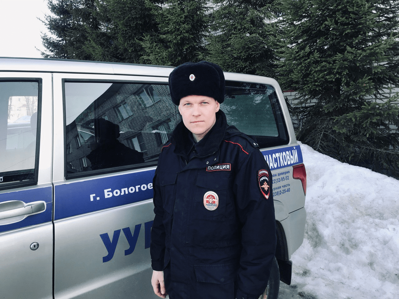 В Тверской области полицейский помог жителям вытянуть автомобили из снега В Тверской области полицейский помог жителям вытянуть автомобили из снега