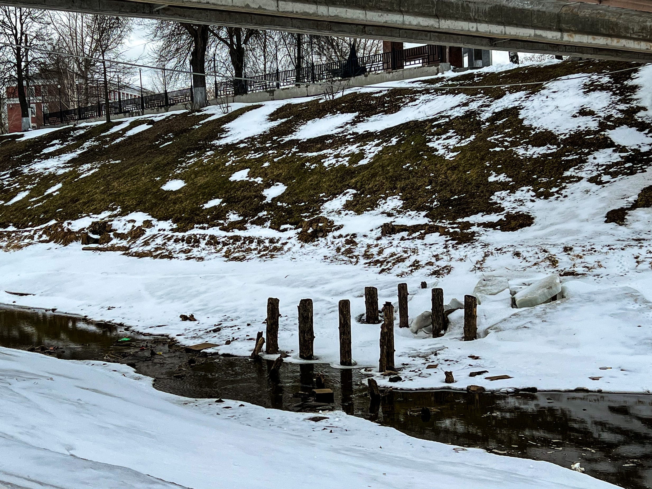 В центре Твери из-под воды показались опоры старинного моста В центре Твери из-под воды показались опоры старинного моста
