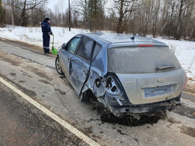В Тверской области женщина зацепила обочину и потеряла управление автомобилем