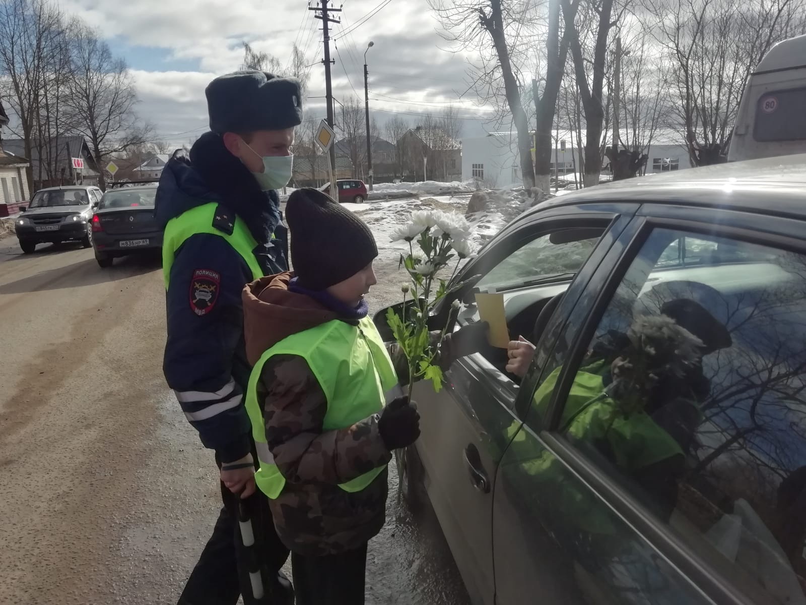 В Тверской области Госавтоинспекторы поздравляют автоледи с Международным женским днём В Тверской области Госавтоинспекторы поздравляют автоледи с Международным женским днём