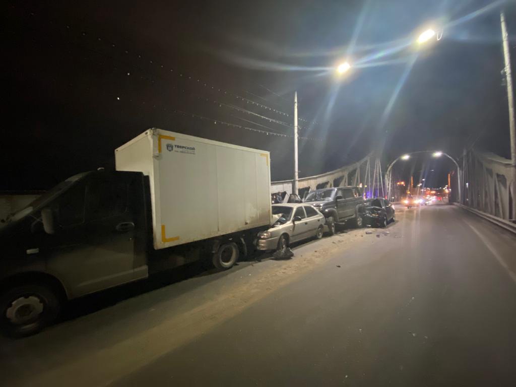 Пьяный водитель устроил массовое ДТП на мосту в Твери