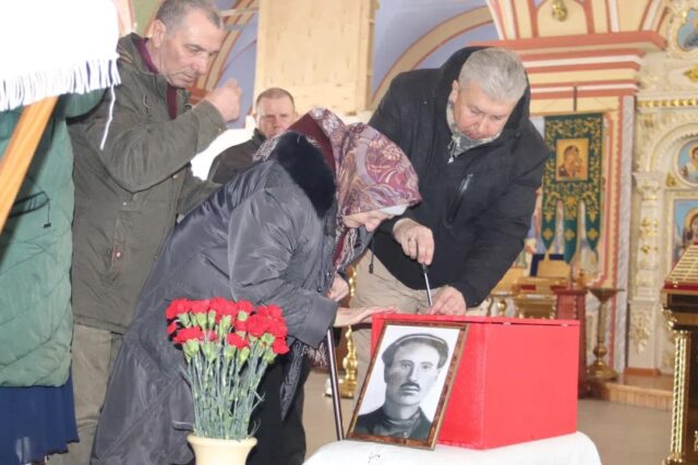 Найденного в Тверской области солдата Красной армии захоронили в родном селе
