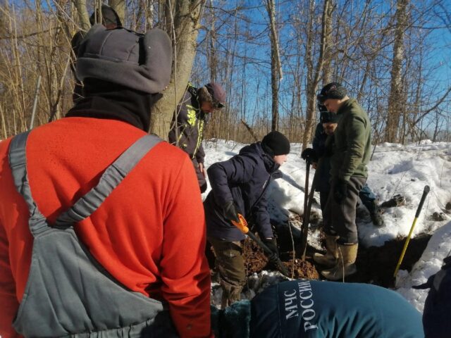 В Тверской области сотрудники МЧС из-под земли достали раненую собаку