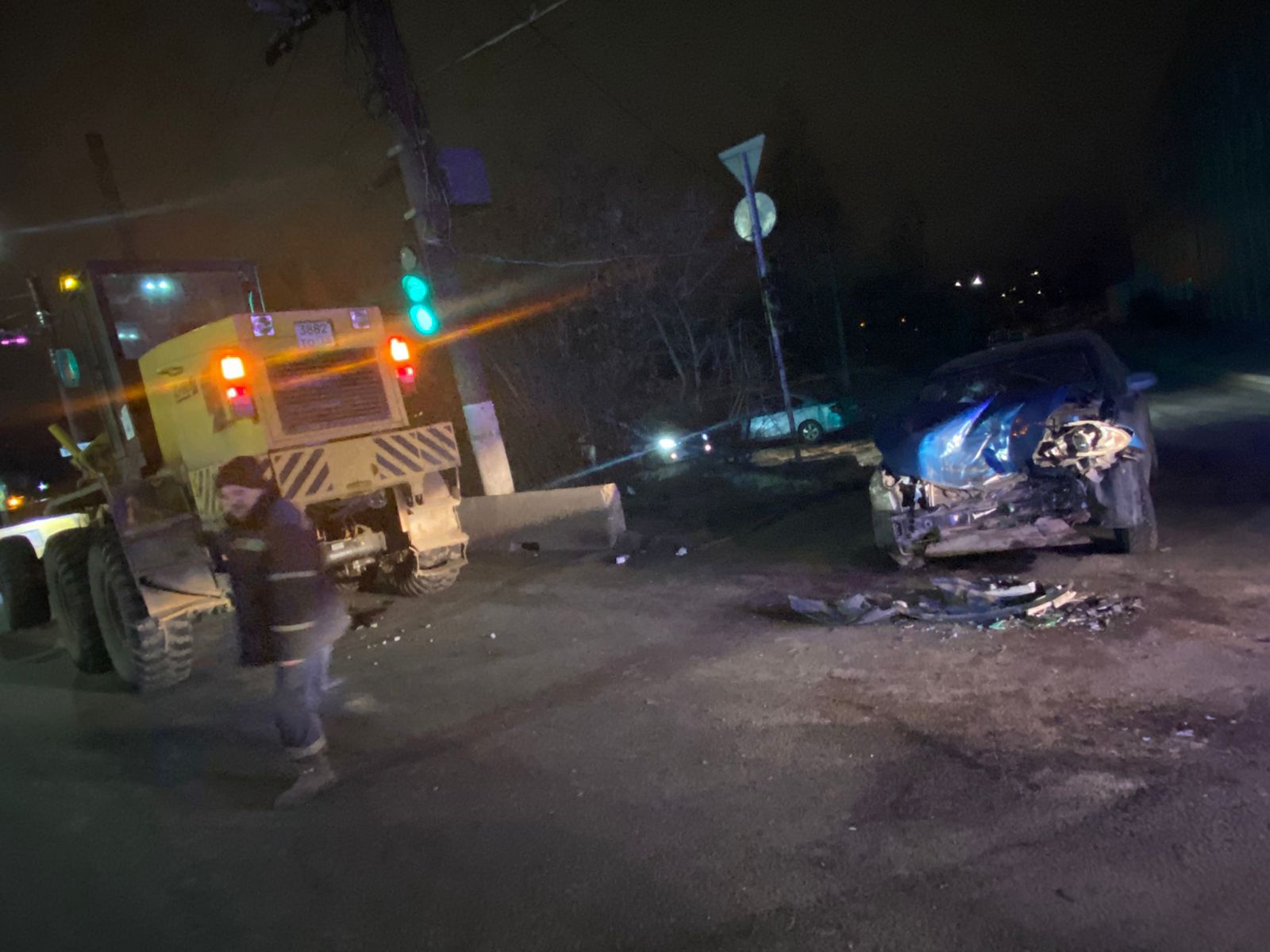 В Твери дорогу не поделили легковушка и автогрейдер