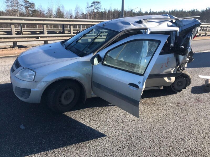 В Тверской области Мерседес снес багажник другому автомобилю В Тверской области Мерседес снес багажник другому автомобилю