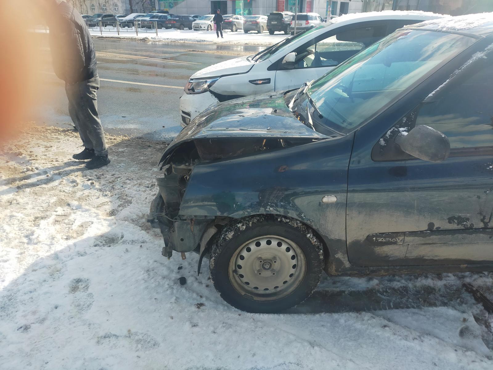 В Твери водитель иномарки проехал на красный свет и спровоцировал ДТП В Твери водитель иномарки проехал на красный свет и спровоцировал ДТП