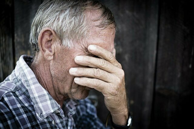 В Тверской области мужчина оставил 91-летнего пенсионера без сбережений