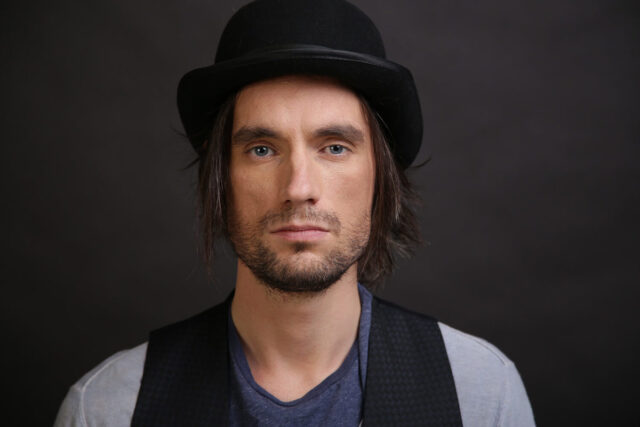 В Твери даст необычный концерт лирик и балагур Василий Уриевский