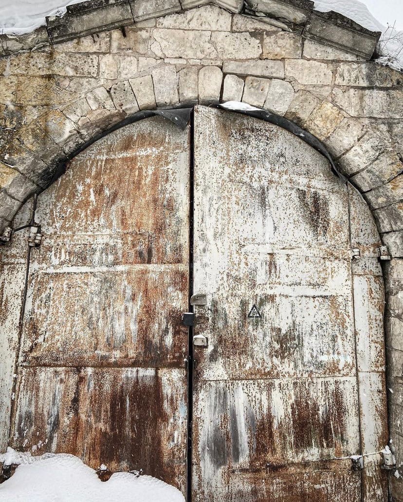 Блогер показала белокаменные кузницы Старицы