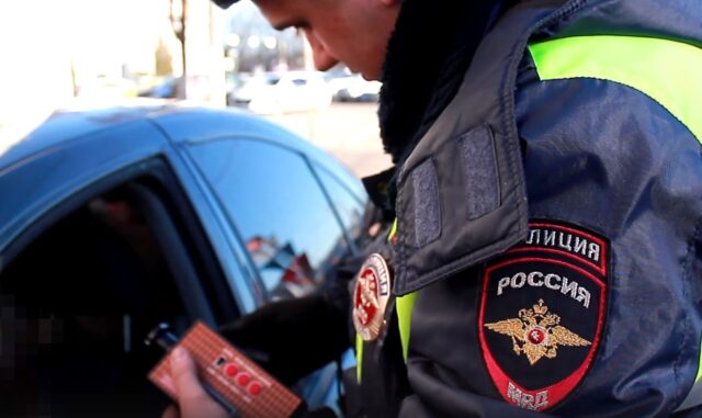 В Твери сотрудники Госавтоинспекции останавливали машины с тонировкой