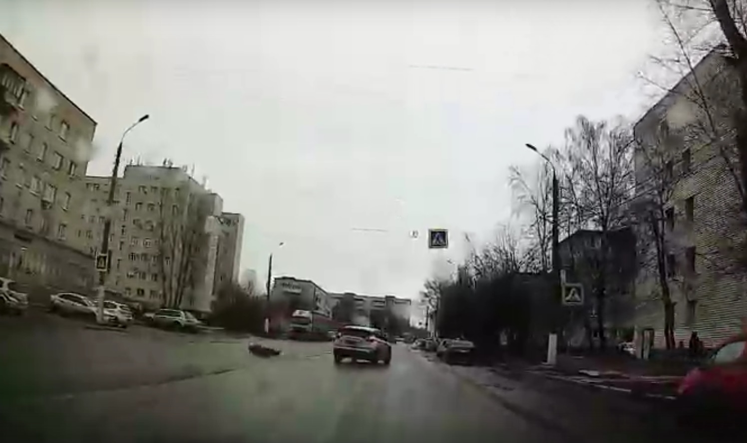 В Твери сотрудники ГИБДД нашли водителя, который чуть не сбил женщину на пешеходном переходе В Твери сотрудники ГИБДД нашли водителя, который чуть не сбил женщину на пешеходном переходе