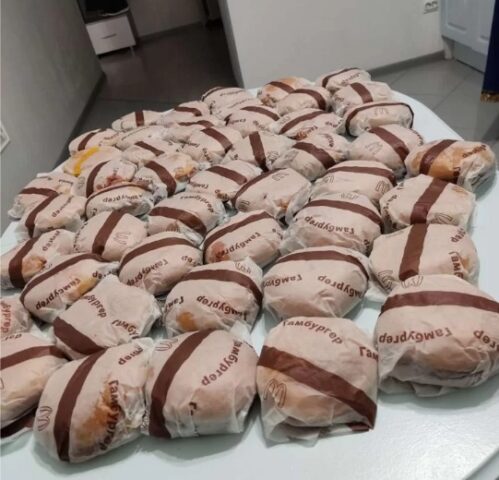 Жители Твери распродают еду и фирменные вещи McDonald's по баснословным ценам