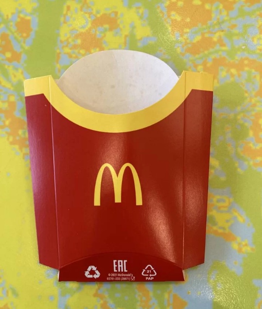 Жители Твери распродают еду и фирменные вещи McDonald's по баснословным ценам