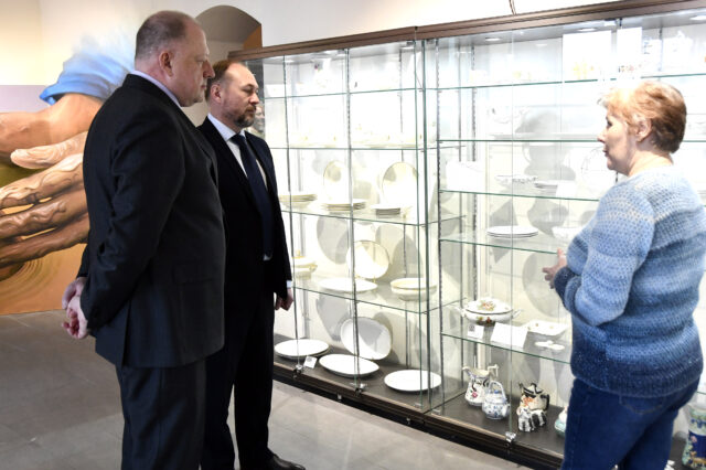 Сергей Голубев посетил старицкий Музей фарфора, стекла и керамики