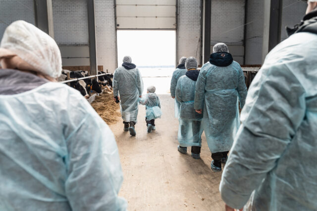 ЗАО "Калининское" с экскурсией посетили вынужденные переселенцы с Украины ЗАО "Калининское" с экскурсией посетили вынужденные переселенцы с Украины