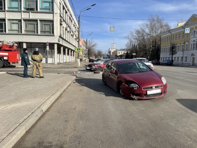 В центре Твери произошла авария с двумя пострадавшими В центре Твери произошла авария с двумя пострадавшими