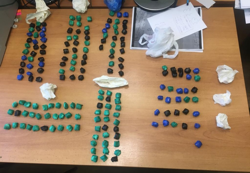 В Твери у двух женщин нашли 180 свертков с наркотическим веществом В Твери у двух женщин нашли 180 свертков с наркотическим веществом