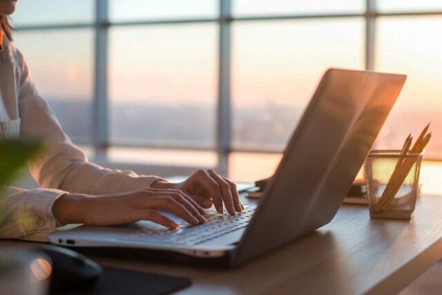 Жительница Твери хотела купить книги на сайте объявлений и лишилась денег