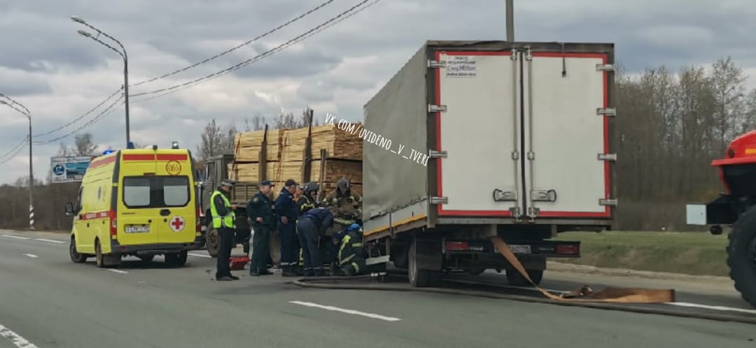 Под Тверью в ДТП пострадал водитель, на месте работает МЧС