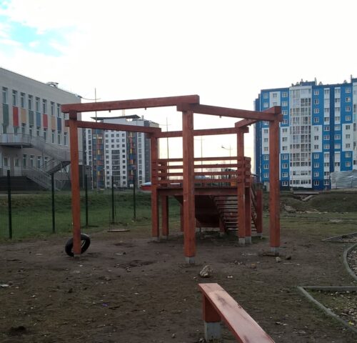 Депутат от партии «Единая Россия» взял на контроль ремонт поврежденной школьной площадки