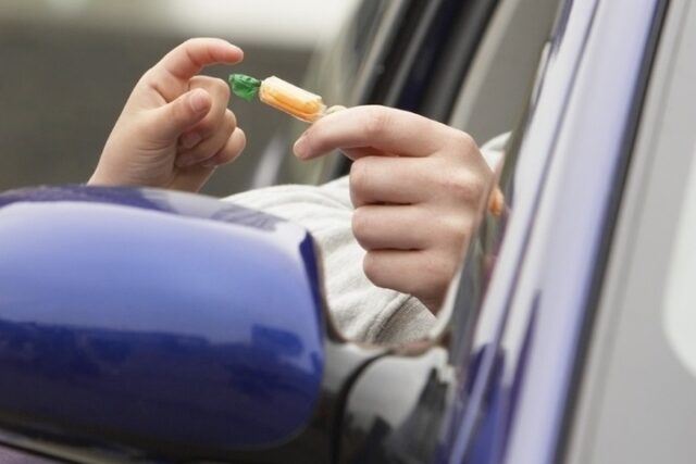 В Твери мужчина конфетами пытался заманить к себе в машину ребенка