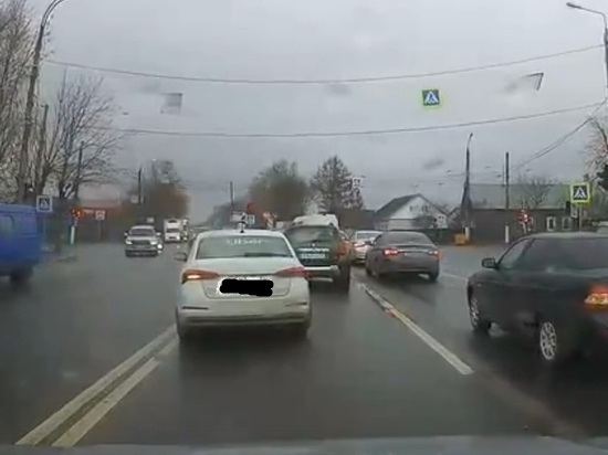 Сотрудники ГИБДД задержали тверского таксиста, который на "красный" пересек двойную сплошную Сотрудники ГИБДД задержали тверского таксиста, который на "красный" пересек двойную сплошную