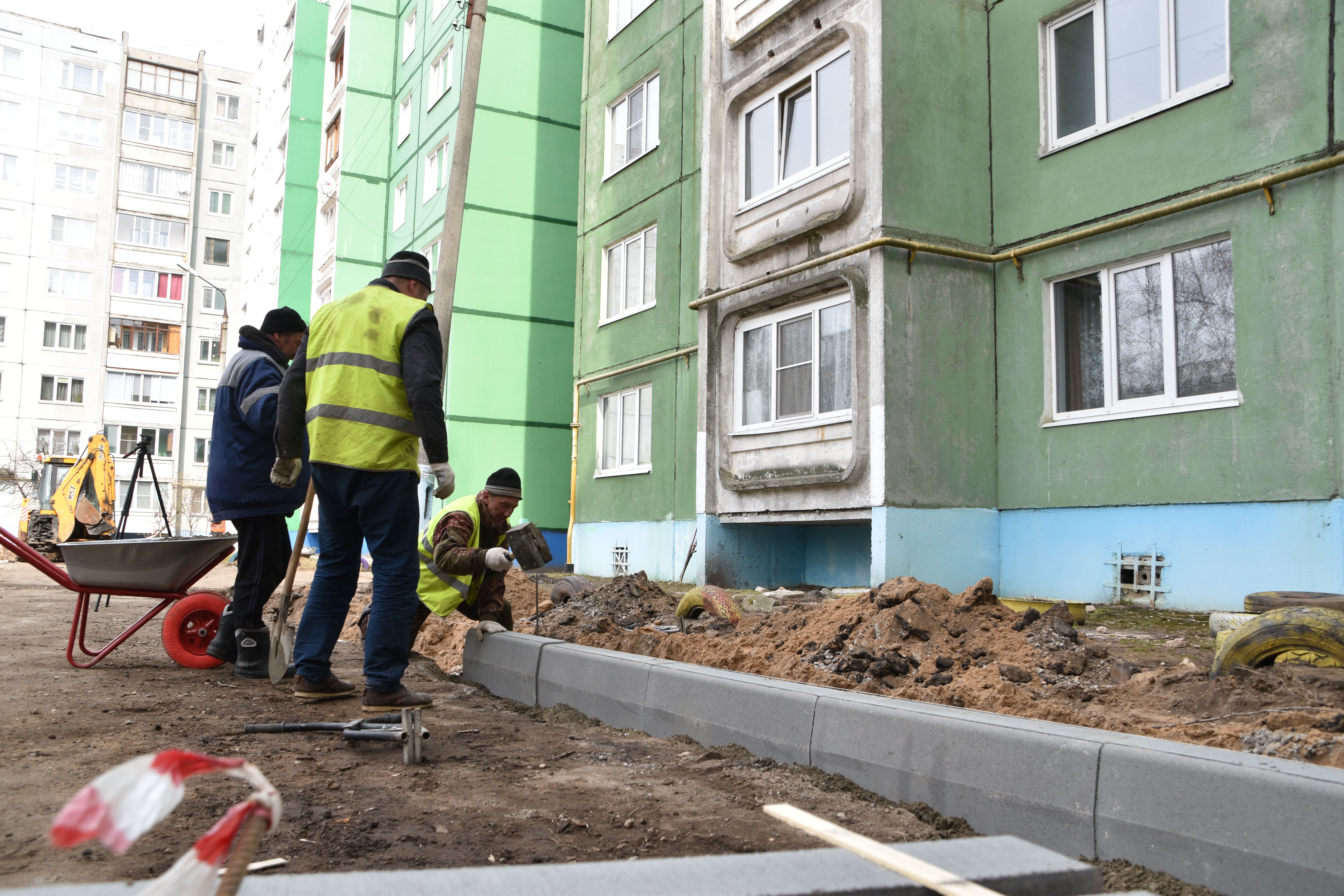 В Твери проводят работы по благоустройству общественных зон