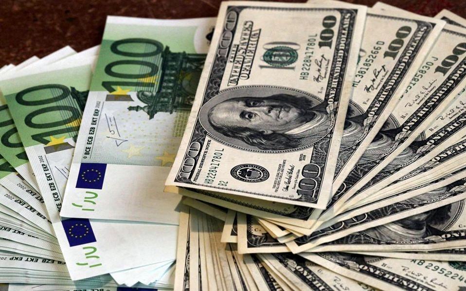 Россияне снова могут покупать наличную иностранную валюту Россияне снова могут покупать наличную иностранную валюту