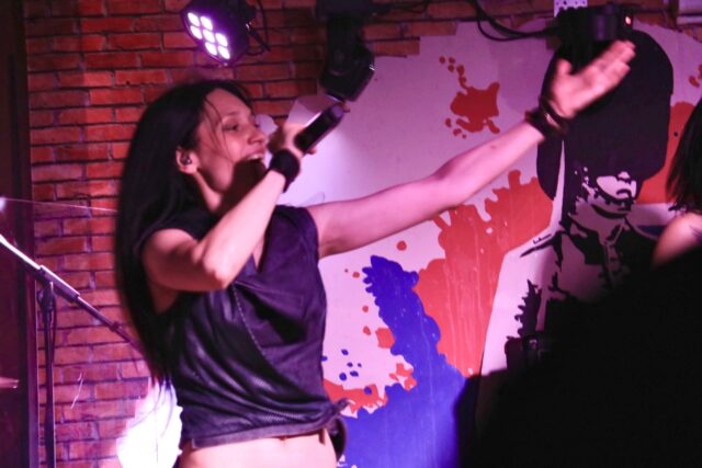 Певица Мара поддержала российских солдат со сцены тверского клуба