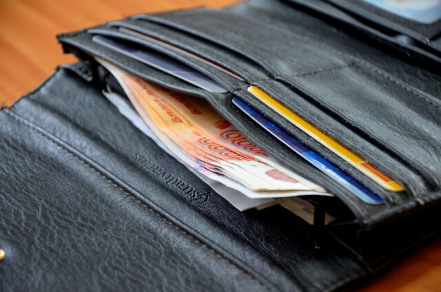 Больше 20 тысяч рублей похитил гость у жителя Тверской области