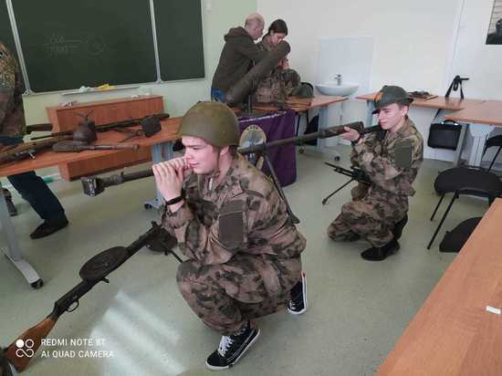 Кадеты класса ФСБ познакомились с оружием времён Великой Отечественной войны в Твери Кадеты класса ФСБ познакомились с оружием времён Великой Отечественной войны в Твери
