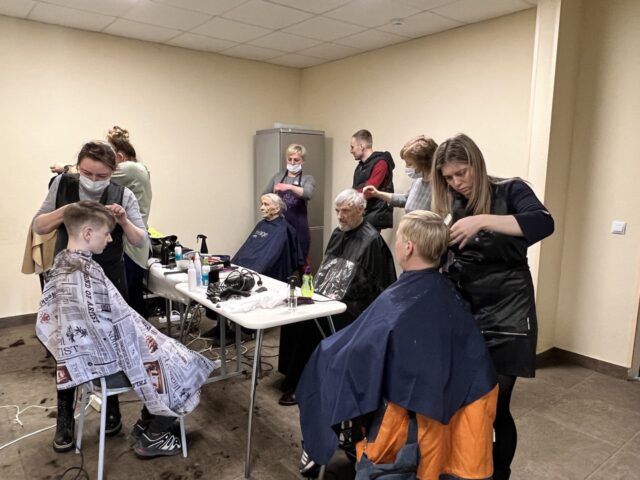 В Твери волонтеры-парикмахеры помогают беженцам из ЛНР, ДНР и Украины