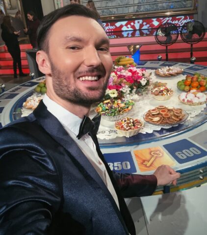 Евгений Окунев на телешоу "Поле чудес" спел песню о Твери