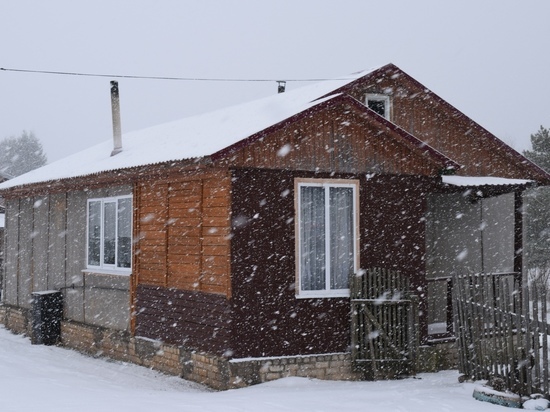 В Оленино крышу дома успели отремонтировать до начала снегопада