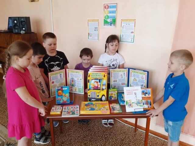 В Ржеве воспитанники детского сада изучили "Дорожную азбуку" В Ржеве воспитанники детского сада изучили "Дорожную азбуку"